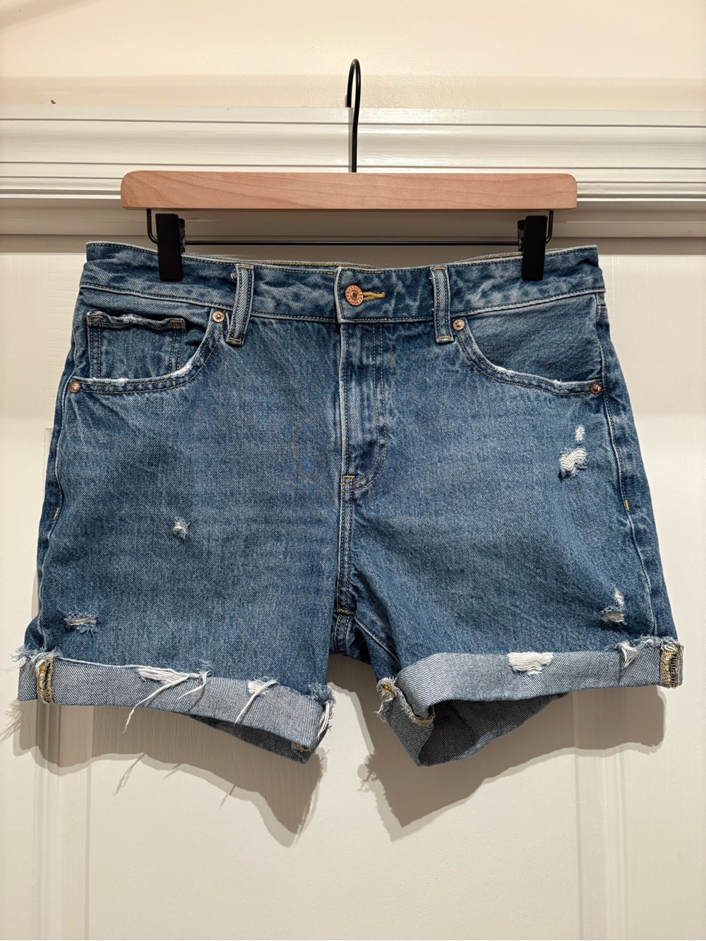 Women’s Express relaxed midi mid rise distressed jean shorts size 8